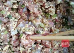 Illustration of how to make three fresh stuffed dumplings 1