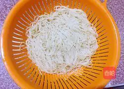 Illustration of how to make fried cabbage noodles 5