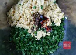 Illustration of how to make leek and egg dumpling stuffing 8