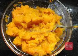 Illustration of how to cut steamed buns with pumpkin knife 2