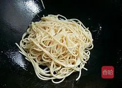 Illustration of how to make vegetarian fried noodles 9