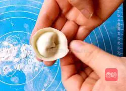 Illustration of how to make shrimp stuffed wontons 12