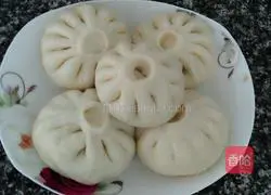 Illustration of how to make cabbage, carrot and meat buns 16