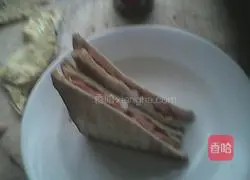 Illustration of how to make egg sausage sandwich 5