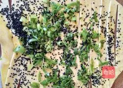 Illustration of how to make scallion pancakes 7