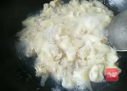 Illustration of how to make fresh meat wontons 13