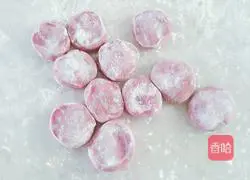 Illustration of how to make beet juice noodle dumplings 6