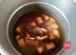 Illustration of how to make pickled cabbage, braised pork and dried pork noodles 8