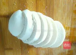Illustration of how to make sweet steamed bun slices 1