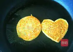 Illustration of how to make colorful pepper and egg pancakes 4