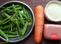 Illustration of how to make braised rice with peas and carrots 1