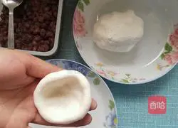 Illustration of making glutinous rice and red bean pie 2