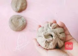 Buckwheat red bean and chestnut pie (a delicious low-calorie and low-whole grains fitness meal) recipe illustration 9