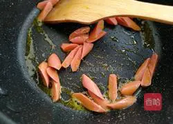 Illustration of how to make fried rice with ham sausage 3