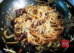 Illustration of how to make vegetarian three-silk fried noodles 18