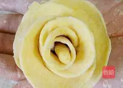 Illustration of how to make rose pumpkin steamed buns 18