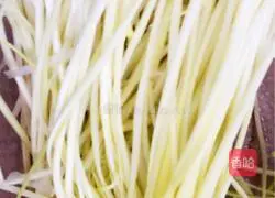 Illustration of how to make leek, yellow, mushroom and pork dumplings (with detailed steps for making dumplings) 1