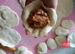 Illustration of how to make pork, green onion and carrot buns 14