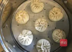 Illustration of how to make cabbage oil shuttle stuffed buns 15