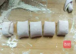 Illustration of how to make small snail steamed buns 8