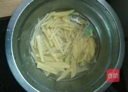 Illustration of how to make noodles with shredded potatoes and peppers 1