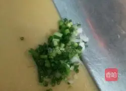 Illustration of how to make green onion and egg fried rice 1