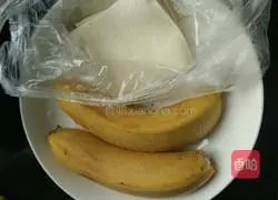 Illustration of how to make crispy banana wontons 1