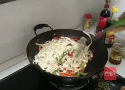 Illustration of how to make fried noodles with double pepper and egg 7