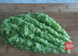 Illustration of how to make celery and meat dumplings 2