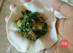 Illustration of how to make pork and leek dumplings 10