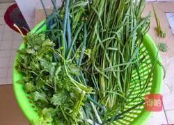 Illustration of how to make lean meat and chive dumplings 2