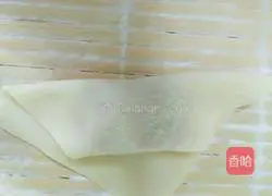 Illustration of how to make small wontons with green onion and fresh meat 13