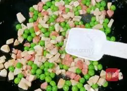 Illustration of how to make meatballs, ham and fried rice 7