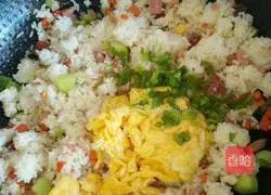 Illustration of how to make seaweed fried rice 8