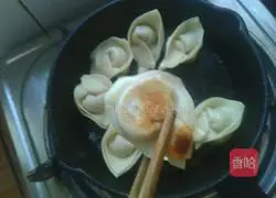 Illustration of how to make fried wontons 9