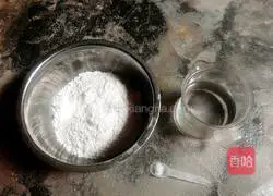 Illustration of how to roll dumpling wrappers 1