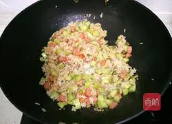 Illustration of how to make cucumber and ham fried rice 6