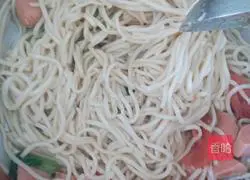 Illustration of how to make ham fried noodles 9