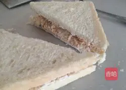 Illustration of how to make meat floss sandwich 5