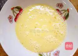 Illustration of how to make fried rice with onion, ham, sausage and eggs 4