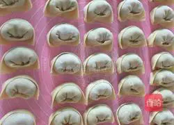 Illustration of how to wrap celery, pork and ingot wontons 7