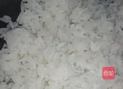 Illustration of how to make shrimp and egg fried rice 1