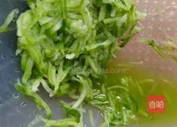 Illustration of how to make shredded green radish egg cake 3