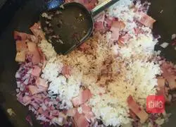 Illustration of how to make bacon and egg fried rice 9
