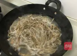 Illustration of how to make dumplings stuffed with dried pork and bamboo shoots 1