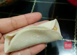 Illustration of how to make cabbage and pork dumplings (wheat dumpling making method) 5