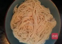 Illustration of how to make cucumber noodles 4