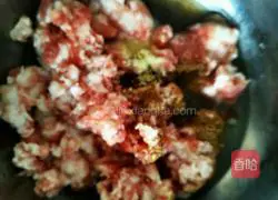 Illustration of how to make pork and cabbage dumpling stuffing 10