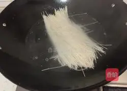 Illustration of how to make garlic mung bean sprout noodles 4