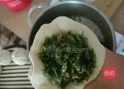 Illustration of how to make fennel and pork stuffed buns 5